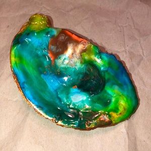 Decorative oyster shell can use for just sitting out or use as a jewelry dish.